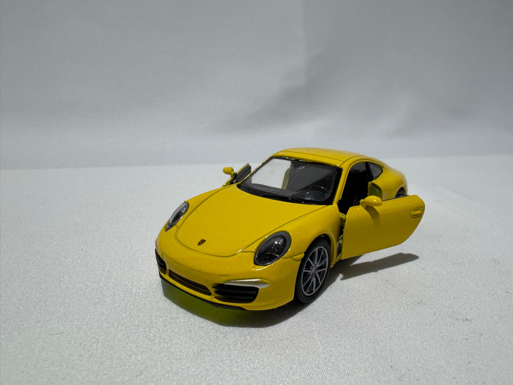 1:38 Welly Porsche 911(991) Carrera S 2011-2019 Gelb #017