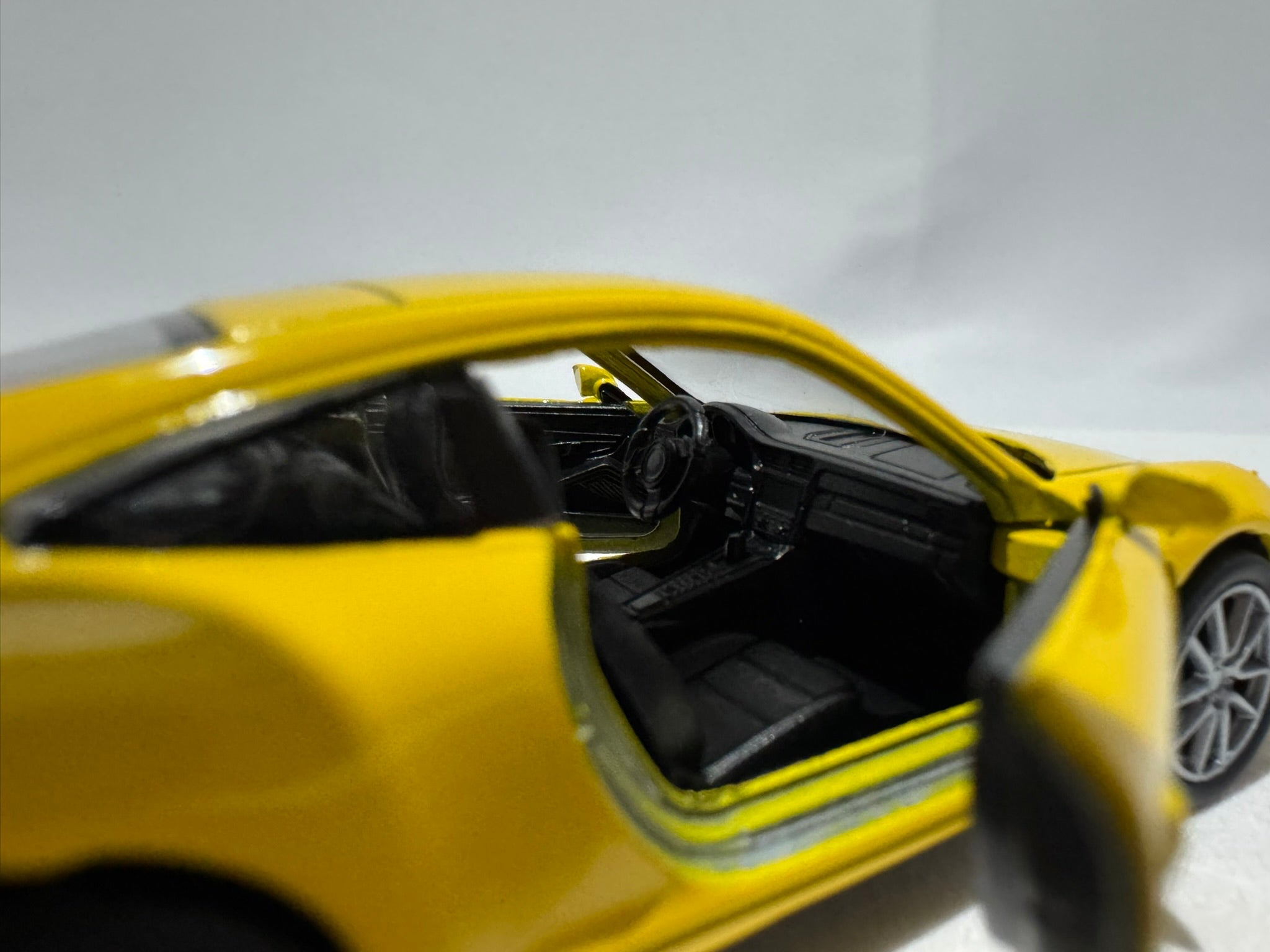 1:38 Welly Porsche 911(991) Carrera S 2011-2019 Gelb #017