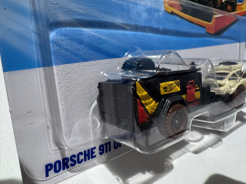 1:64 Hot Wheels Track Fleet Porsche 911 Off-Roader mit Wohnwagen #020