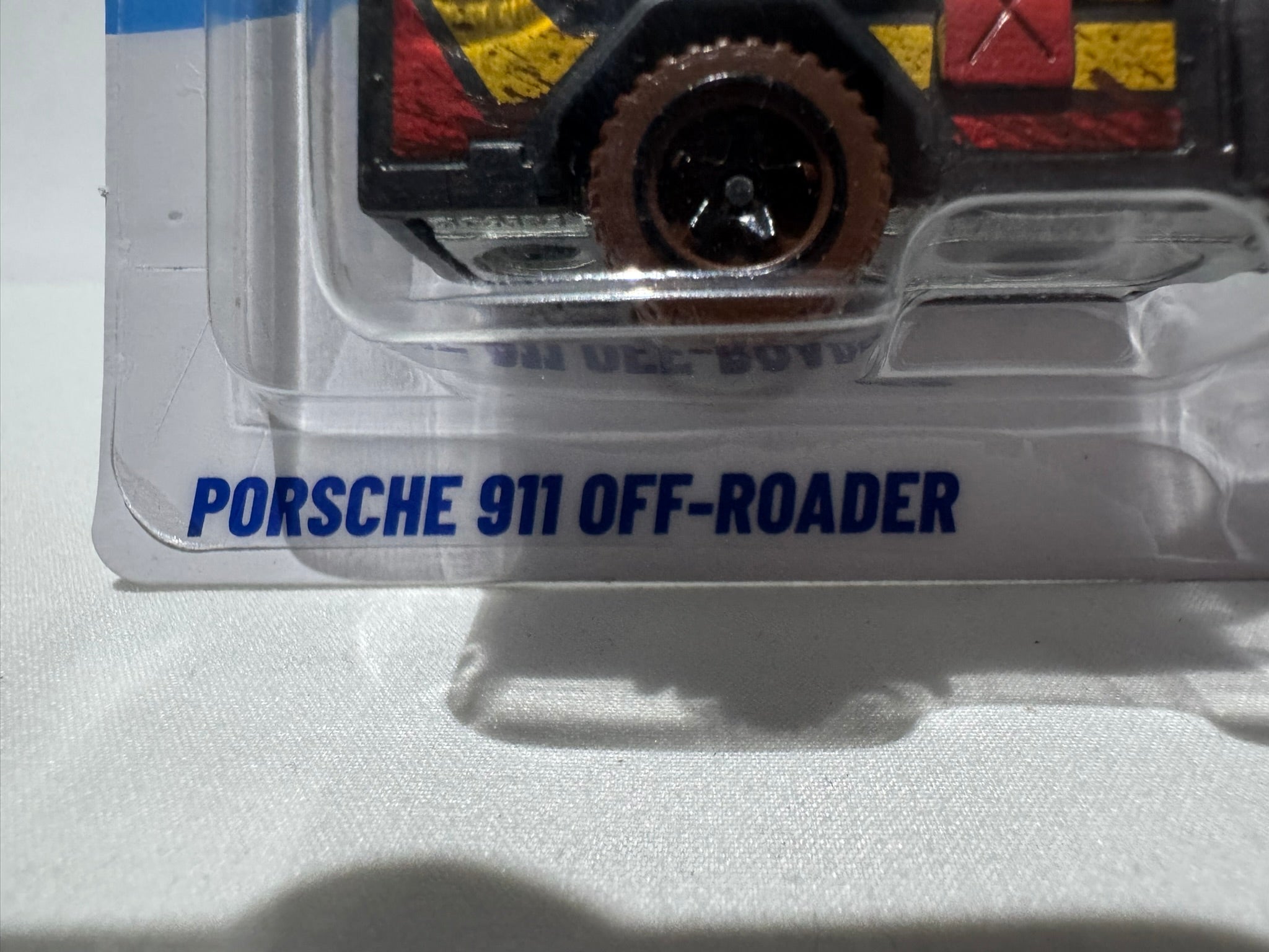 1:64 Hot Wheels Track Fleet Porsche 911 Off-Roader mit Wohnwagen #020