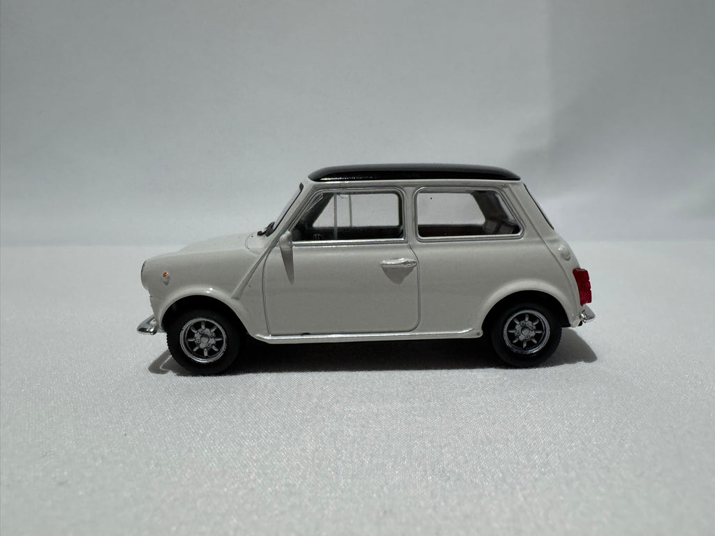 1:43 Welly Mini Cooper 1300 1990-1996 Weiß-Schwarz #022