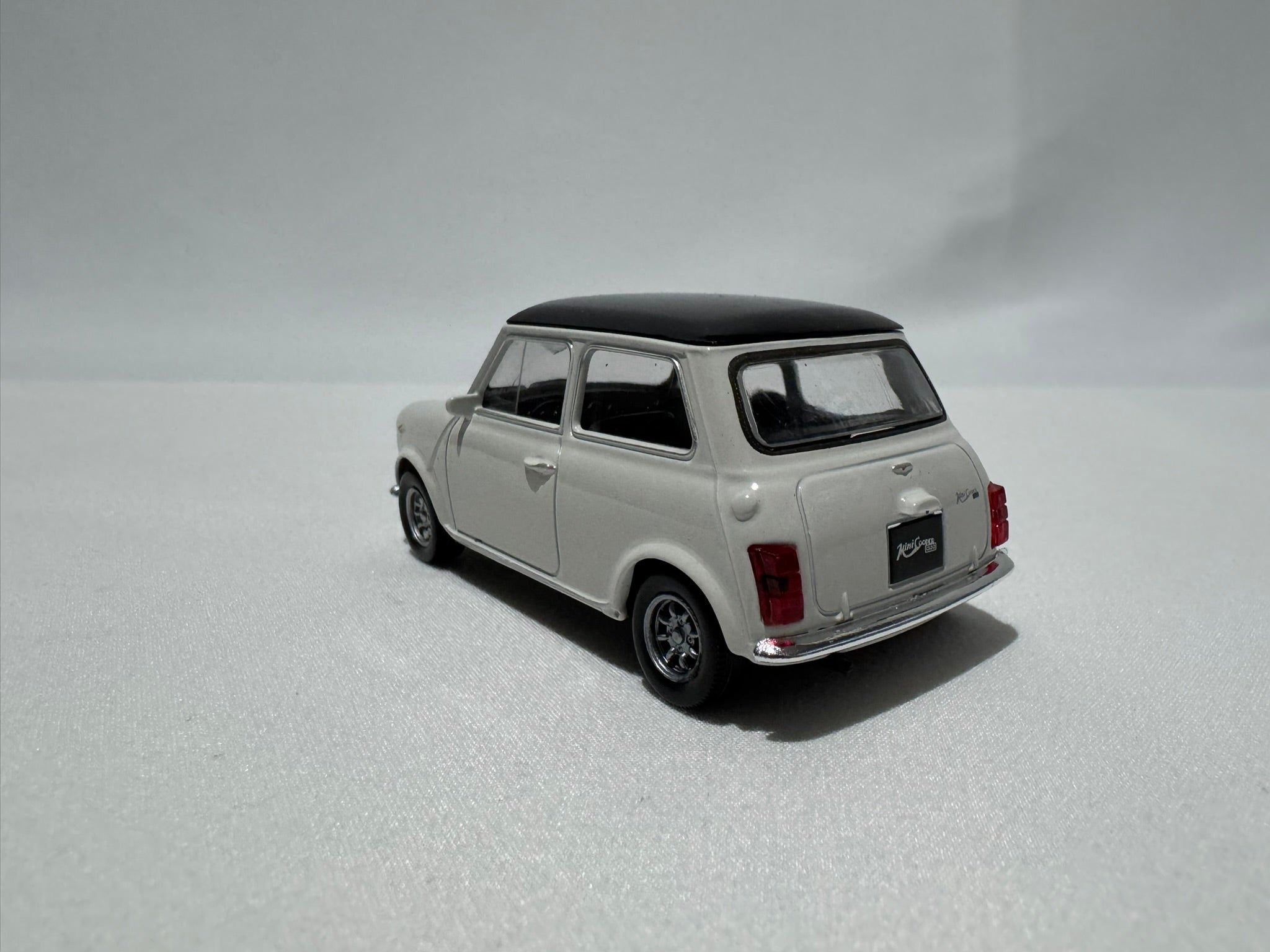 1:43 Welly Mini Cooper 1300 1990-1996 Weiß-Schwarz #022