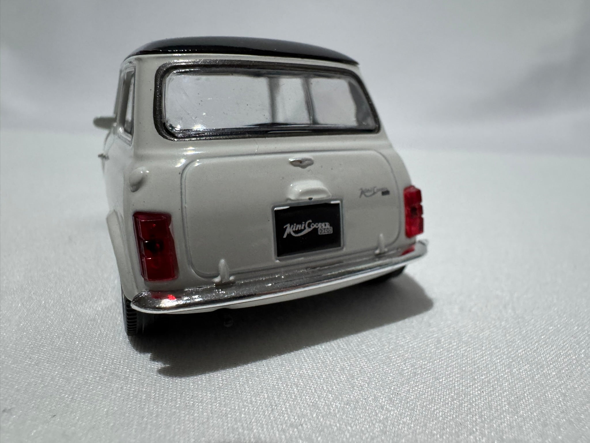 1:43 Welly Mini Cooper 1300 1990-1996 Weiß-Schwarz #022
