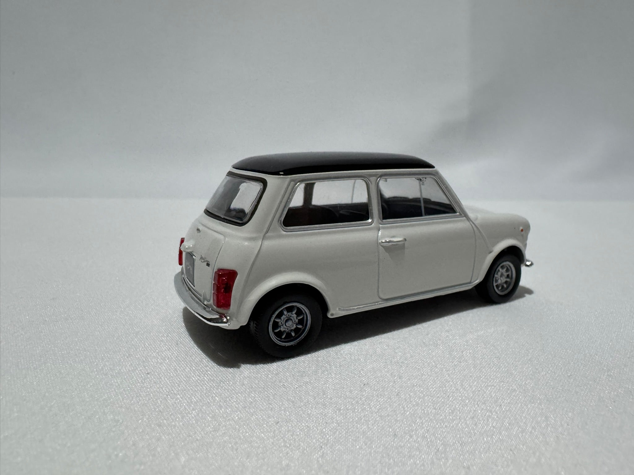 1:43 Welly Mini Cooper 1300 1990-1996 Weiß-Schwarz #022
