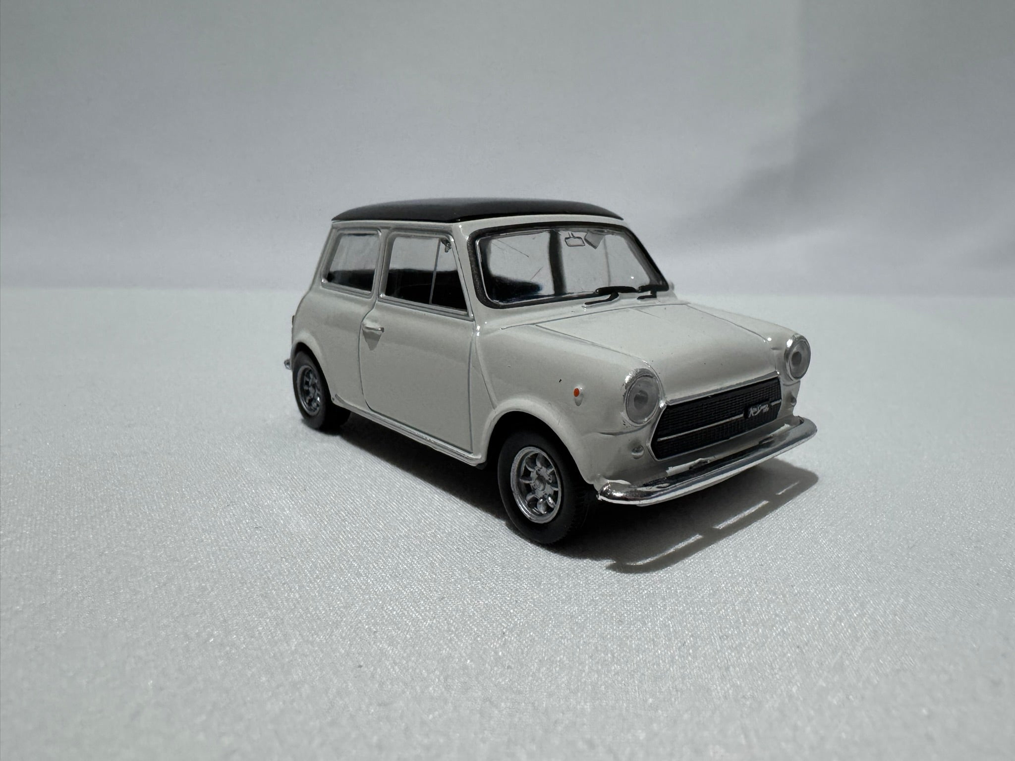 1:43 Welly Mini Cooper 1300 1990-1996 Weiß-Schwarz #022