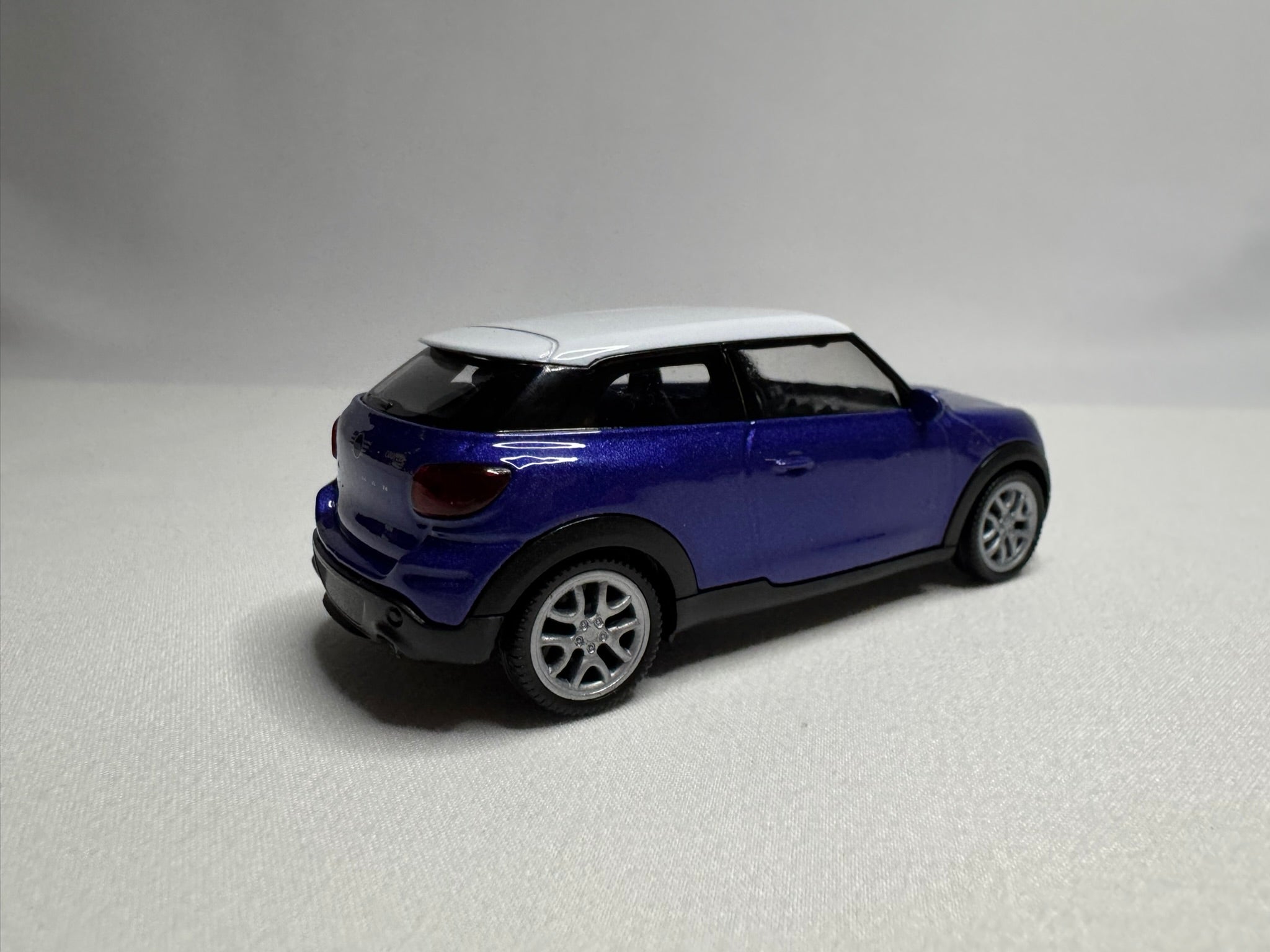 1:43 Welly Mini Cooper S Paceman 2013-2016 Blau-Weiß #030