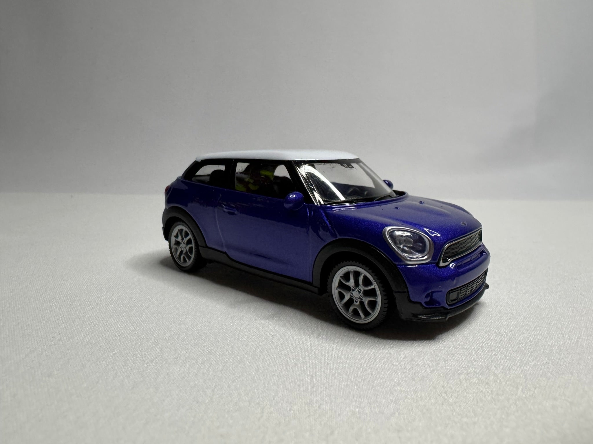 1:43 Welly Mini Cooper S Paceman 2013-2016 Blau-Weiß #030