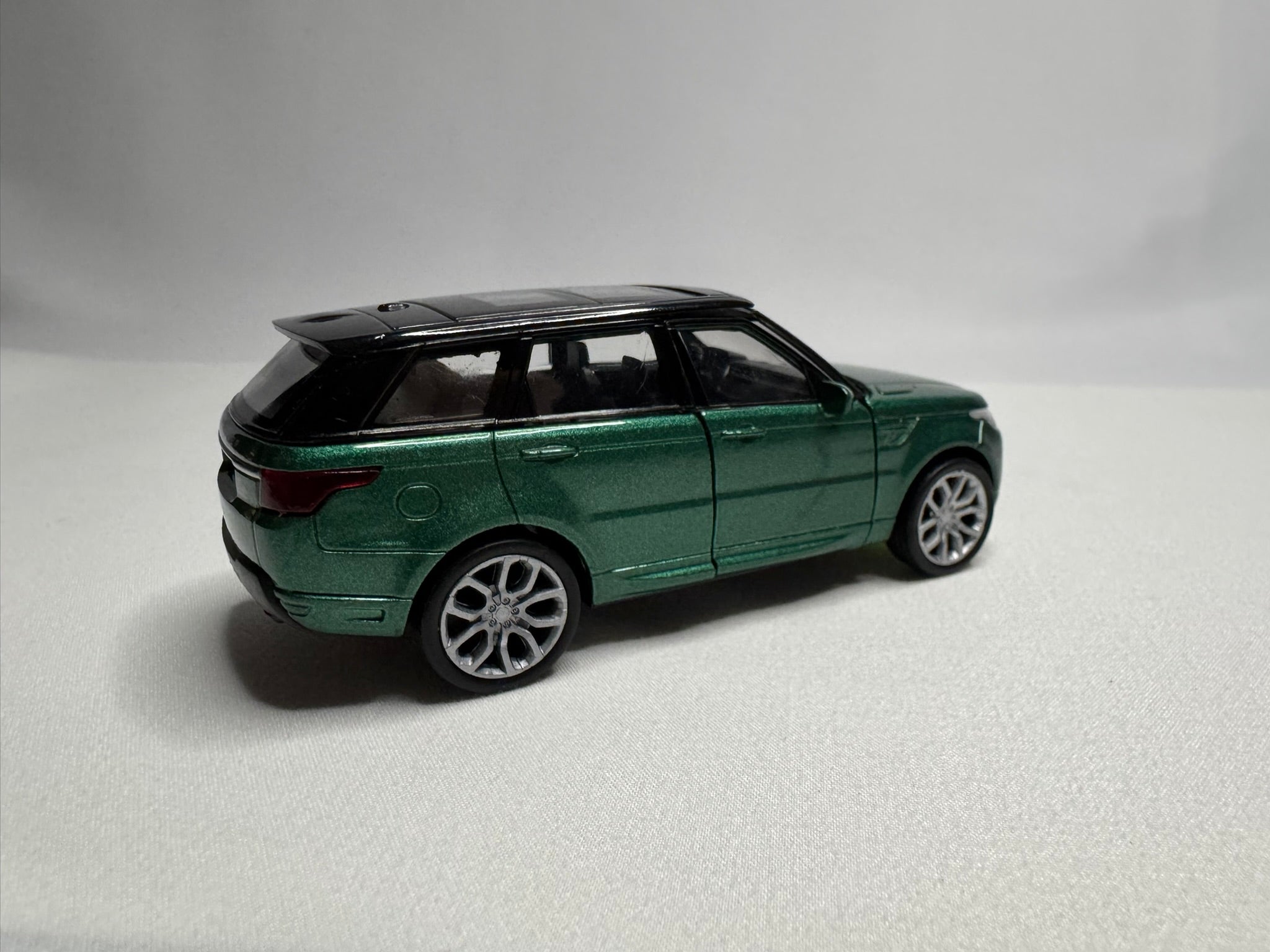 1:38 Welly Range Rover Sport 2013-2022 L494 Grün-Schwarz #041