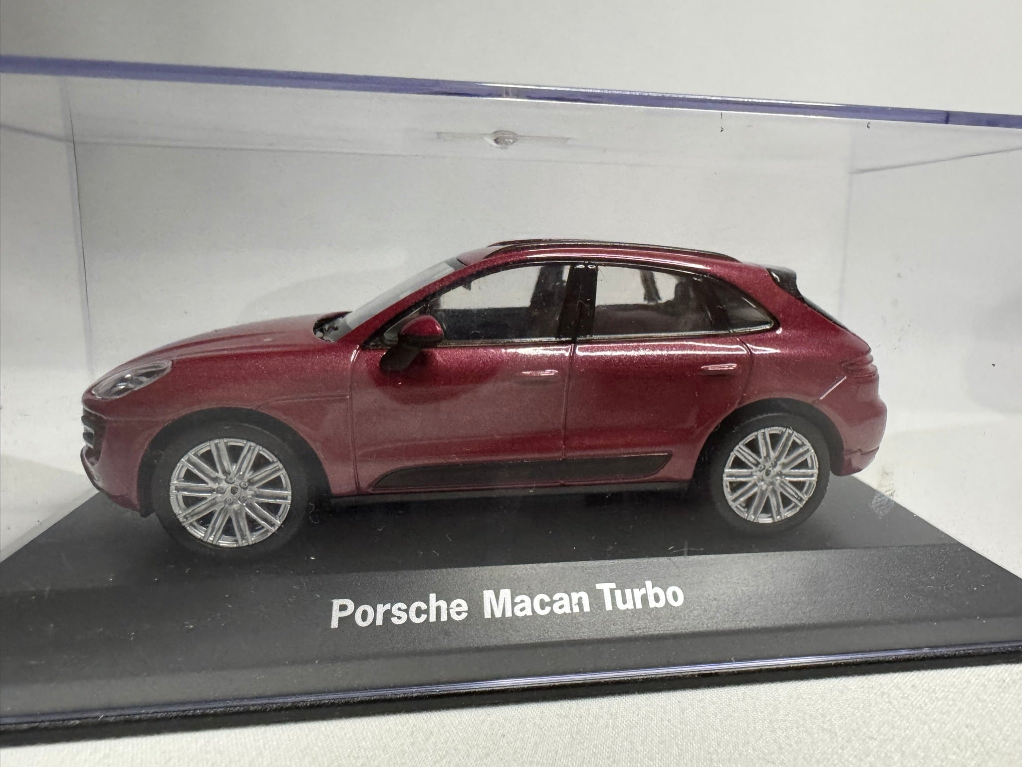 1:43 Porsche Händlermodelle Porsche Macan Turbo Limited Edition 1 von 2018 Rot #052