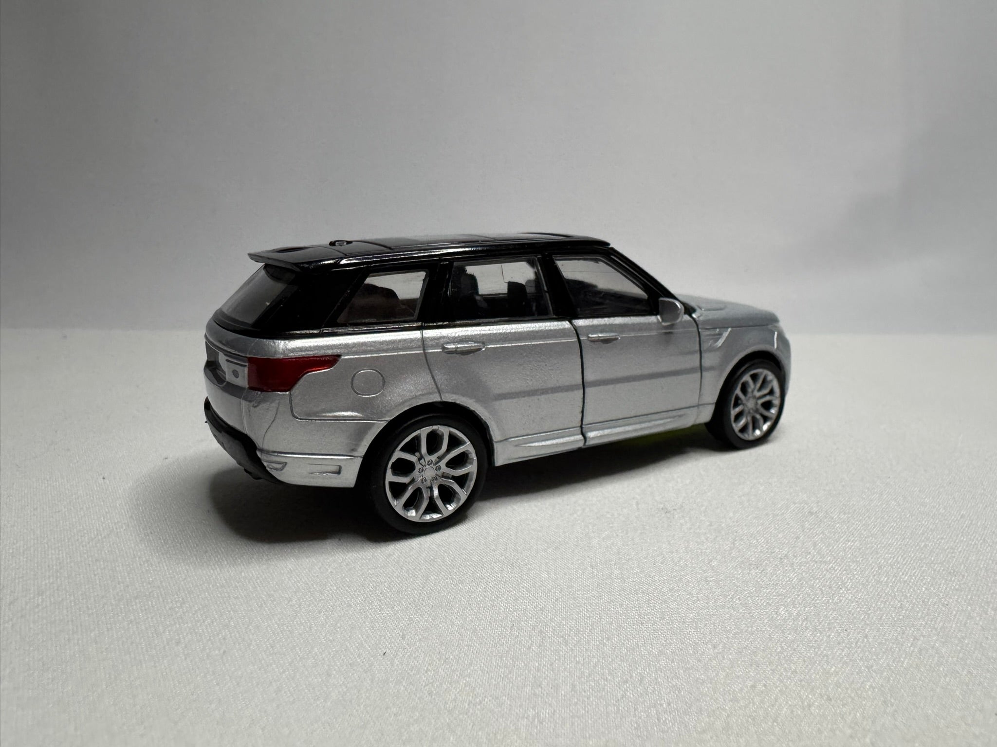 1:38 Welly Range Rover Sport 2013-2022 L494 Silber-Schwarz #105