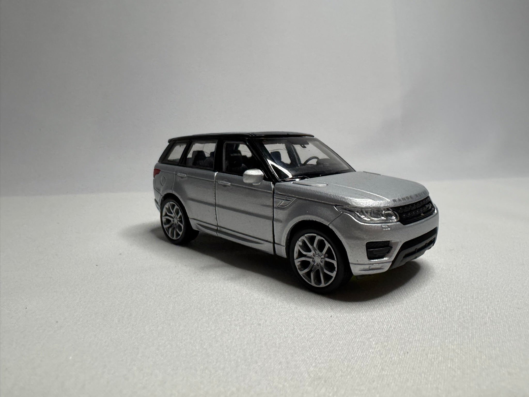 1:38 Welly Range Rover Sport 2013-2022 L494 Silber-Schwarz #105