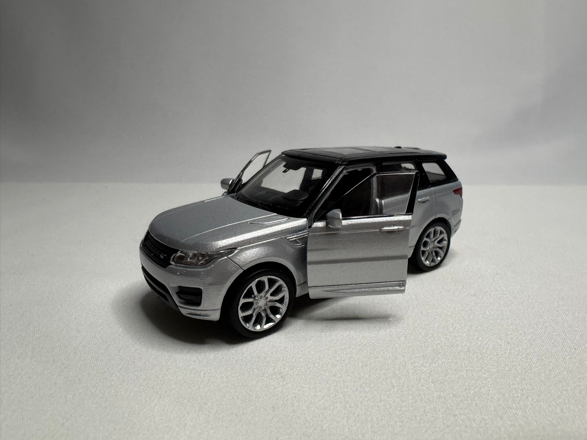 1:38 Welly Range Rover Sport 2013-2022 L494 Silber-Schwarz #105