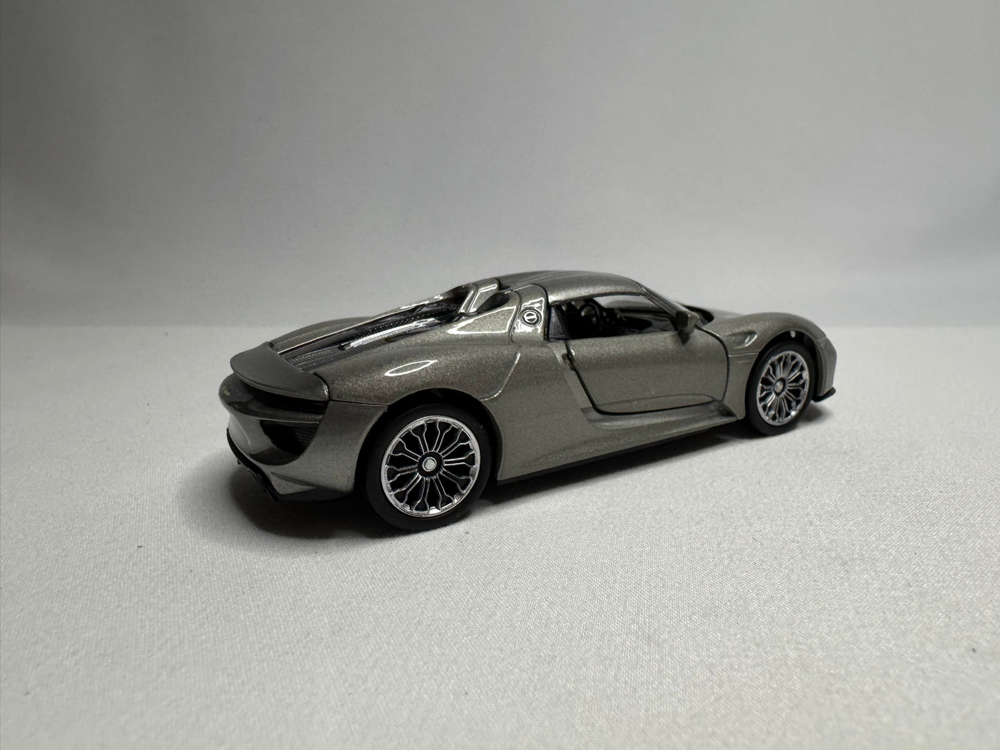 1:38 Welly Porsche 918 Spyder Hard-top Silber #115