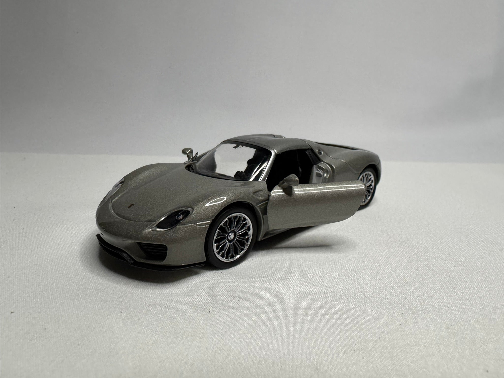 1:38 Welly Porsche 918 Spyder Hard-top Silber #115
