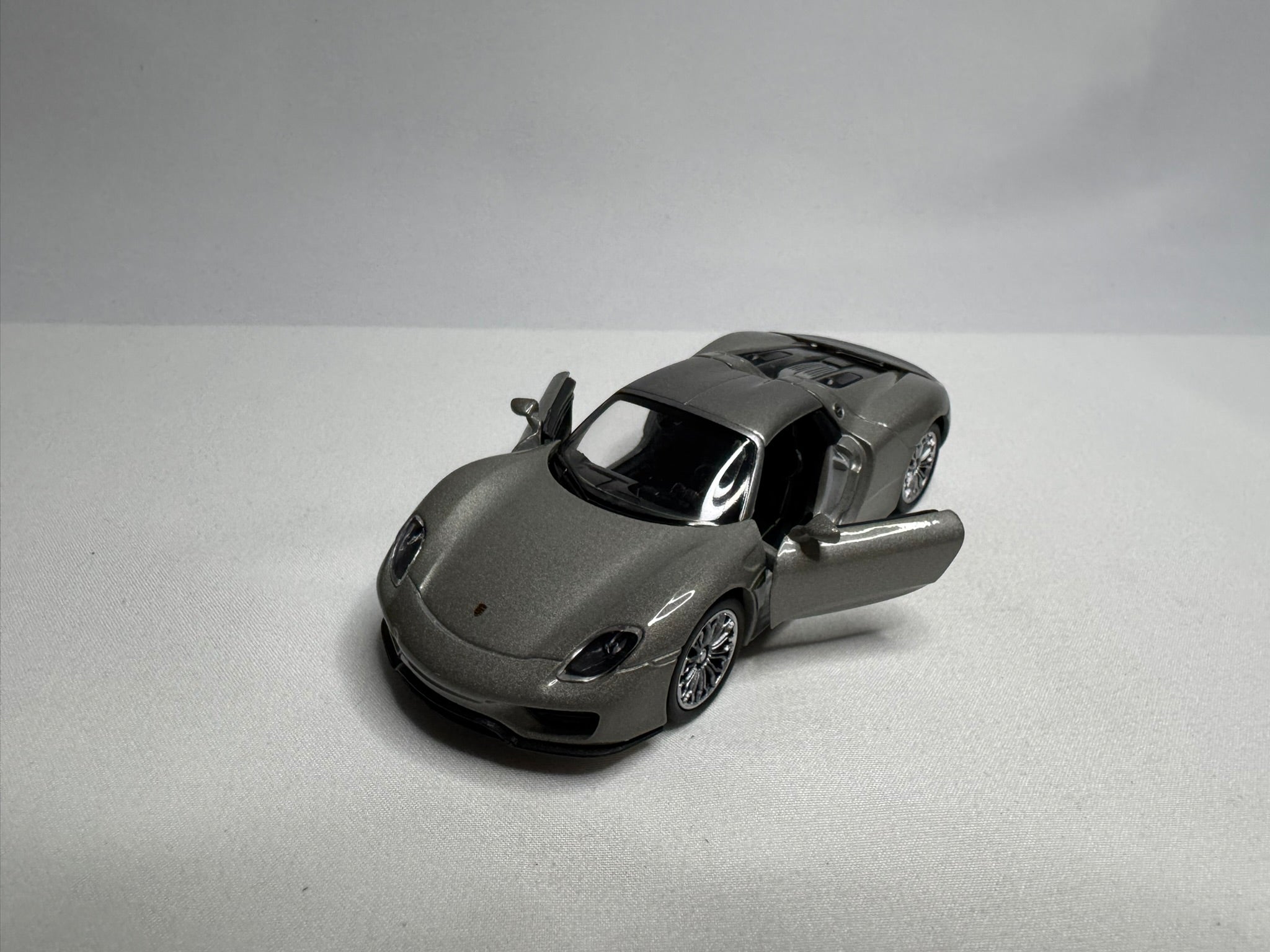 1:38 Welly Porsche 918 Spyder Hard-top Silber #115