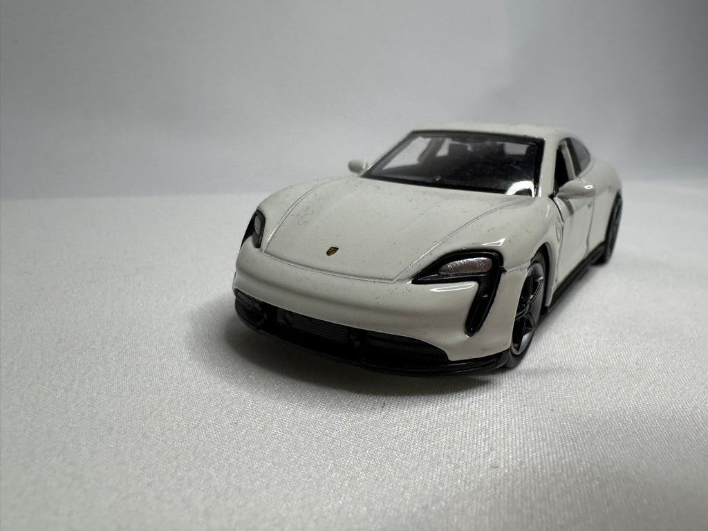 1:38 Welly Porsche Taycan Turbo S 2019-2025 Weiß #125