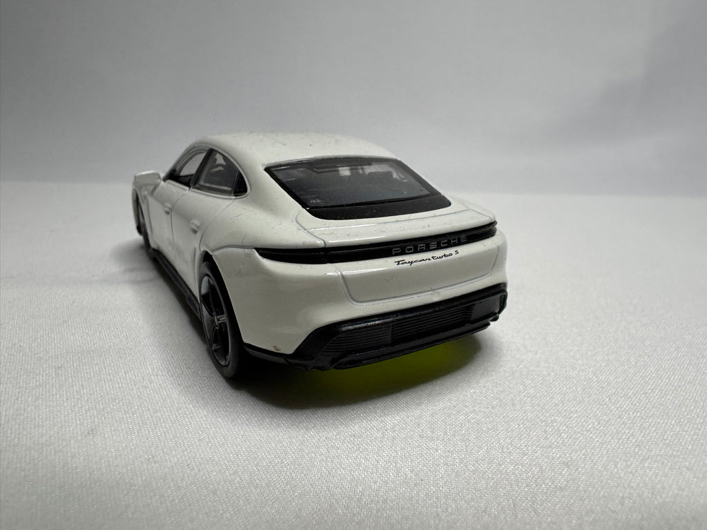 1:38 Welly Porsche Taycan Turbo S 2019-2025 Weiß #125