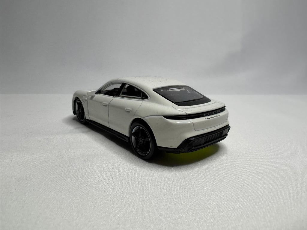 1:38 Welly Porsche Taycan Turbo S 2019-2025 Weiß #125