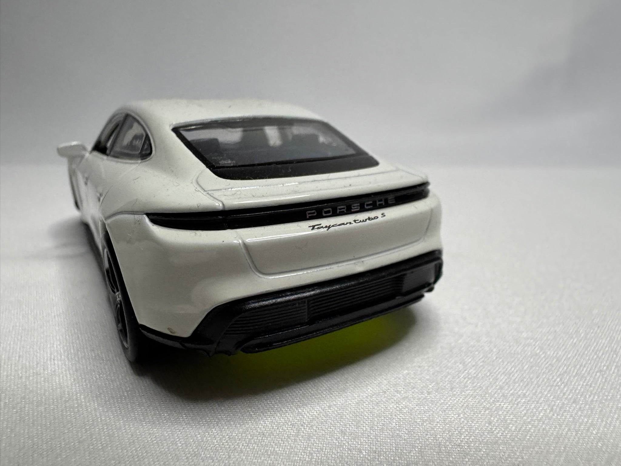 1:38 Welly Porsche Taycan Turbo S 2019-2025 Weiß #125