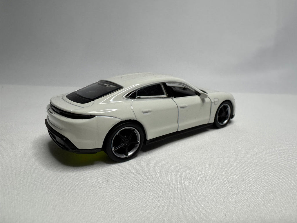 1:38 Welly Porsche Taycan Turbo S 2019-2025 Weiß #125