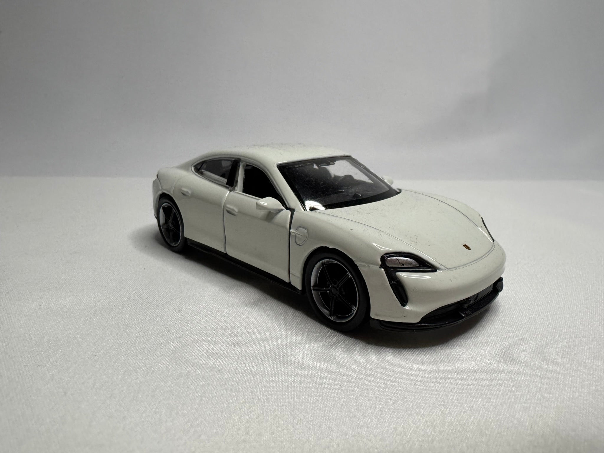 1:38 Welly Porsche Taycan Turbo S 2019-2025 Weiß #125