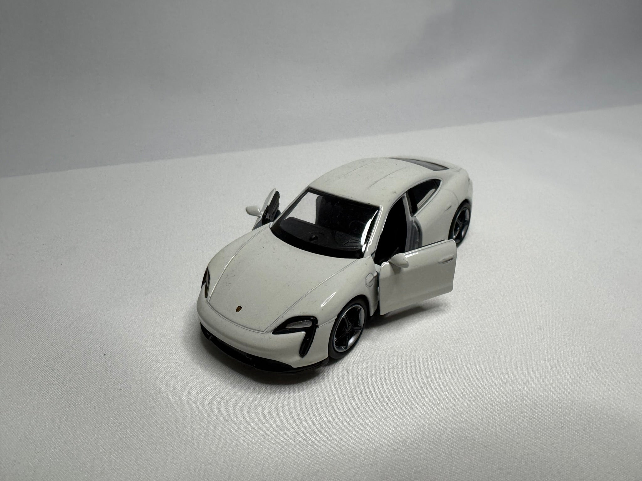 1:38 Welly Porsche Taycan Turbo S 2019-2025 Weiß #125