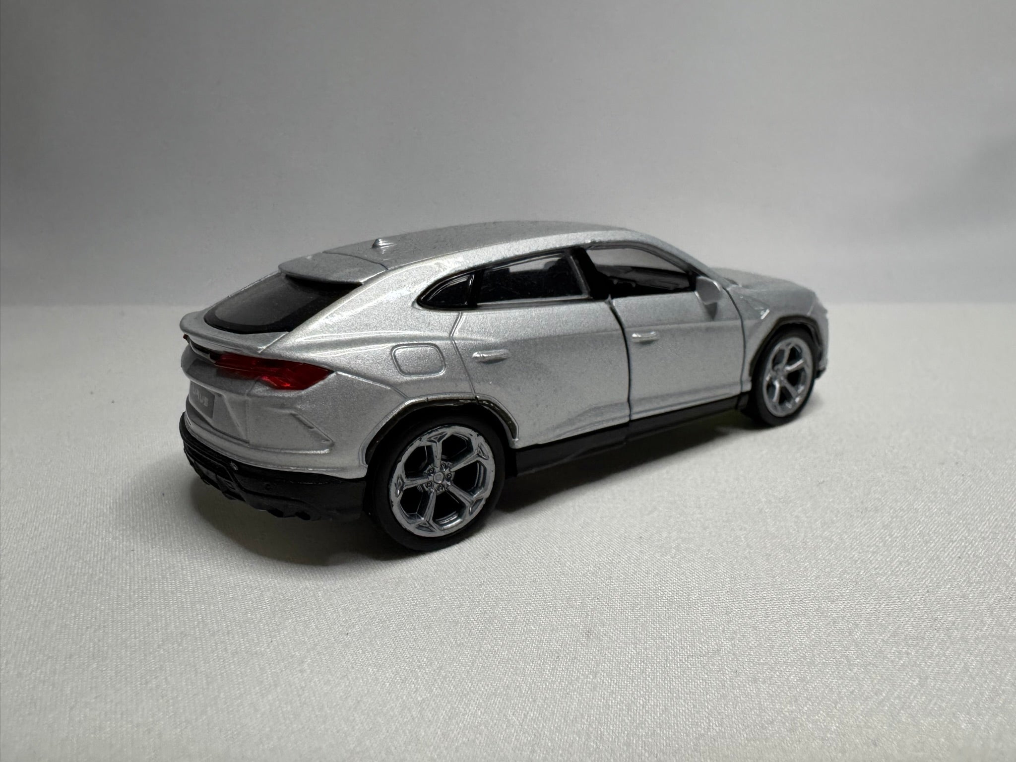 1:38 Welly Lamborghini URUS Silber #127