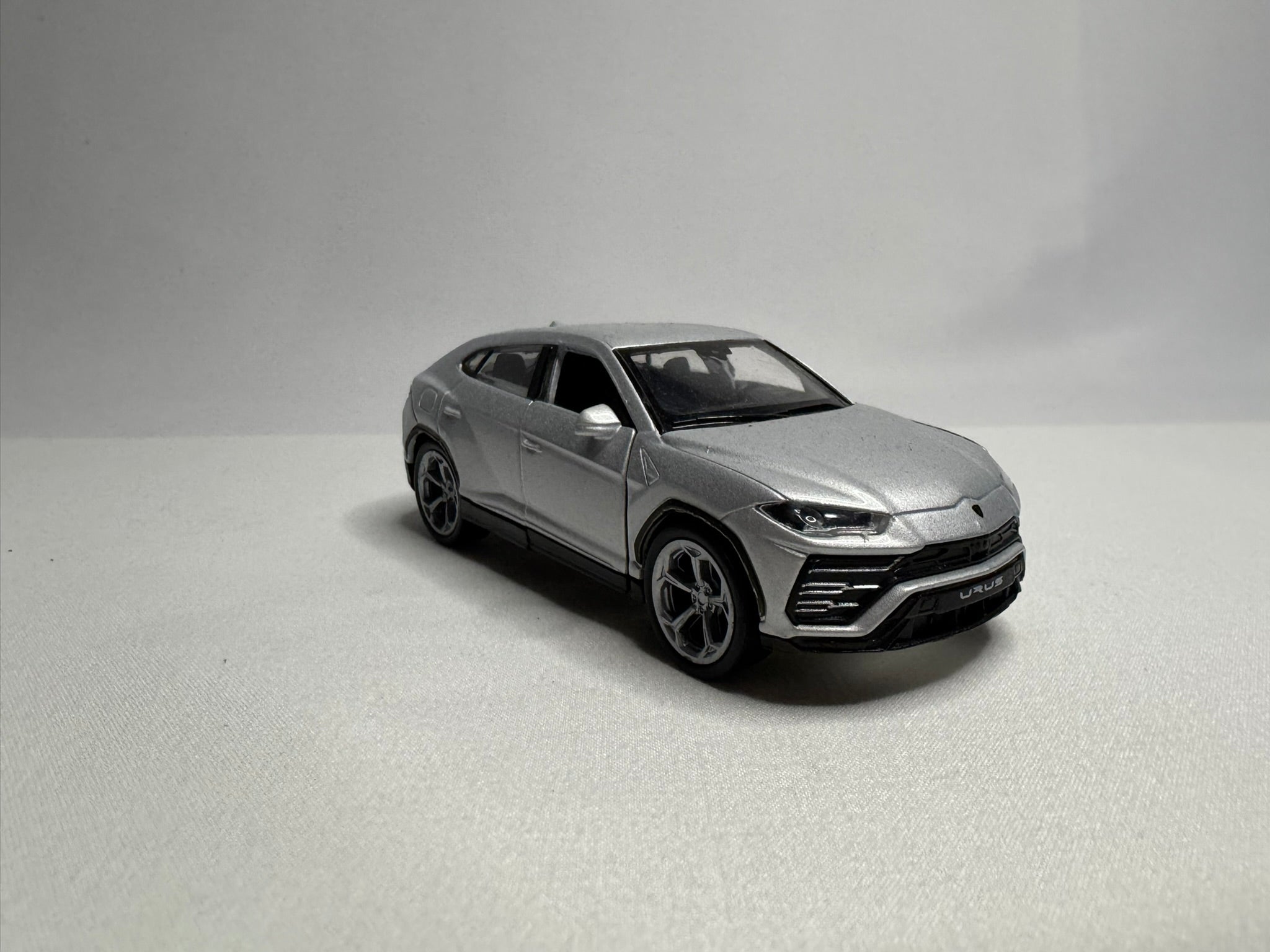 1:38 Welly Lamborghini URUS Silber #127