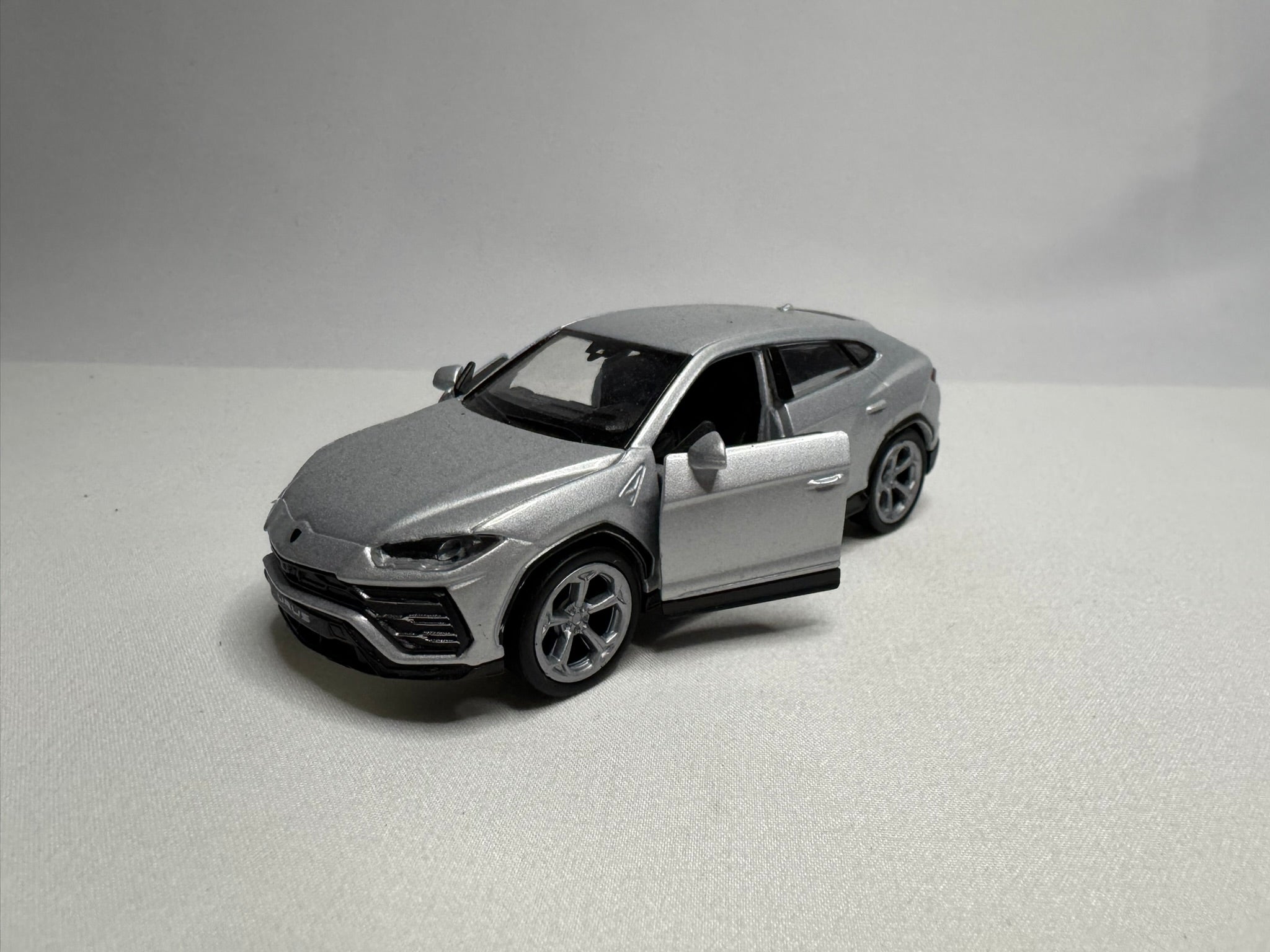 1:38 Welly Lamborghini URUS Silber #127