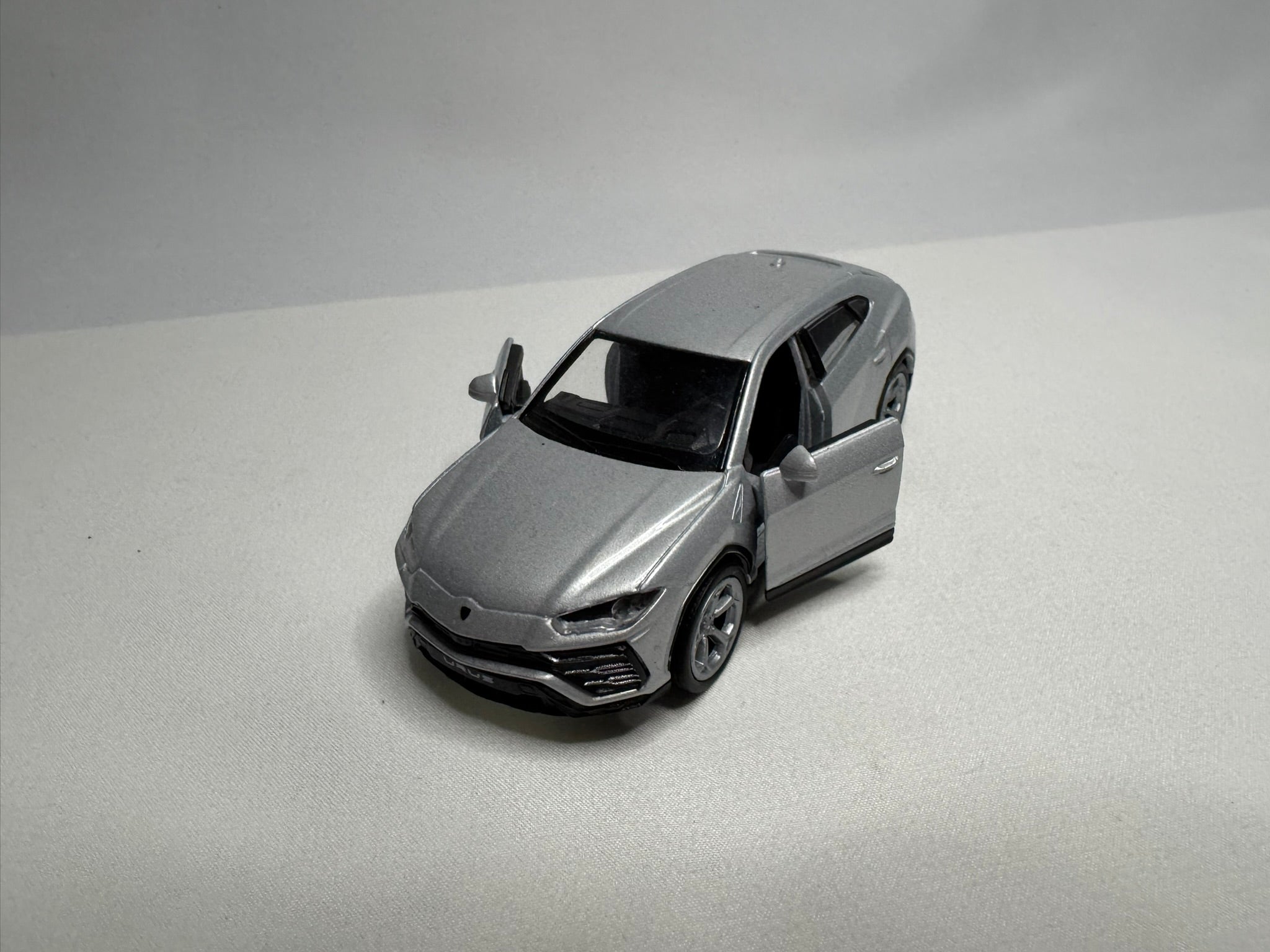 1:38 Welly Lamborghini URUS Silber #127