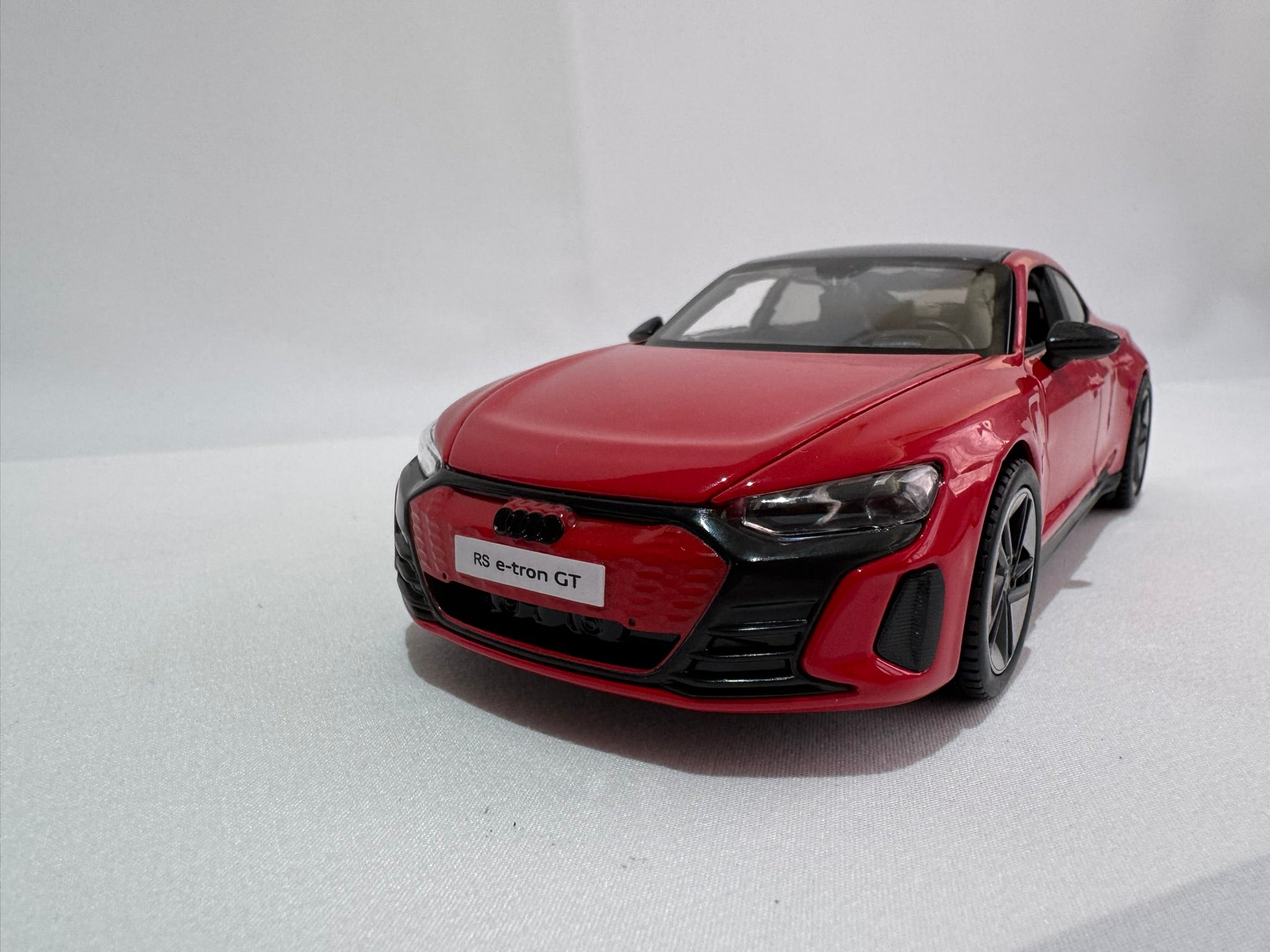 1:25 Maisto Audi E-Tron GT 2022 Rot #176