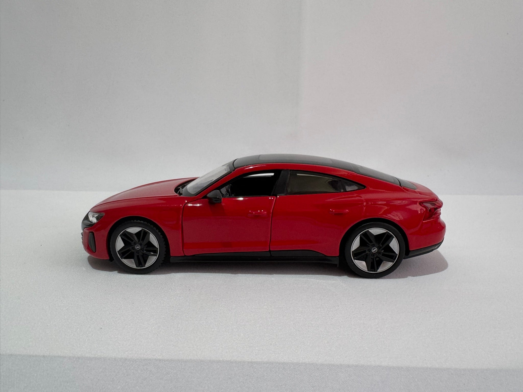 1:25 Maisto Audi E-Tron GT 2022 Rot #176