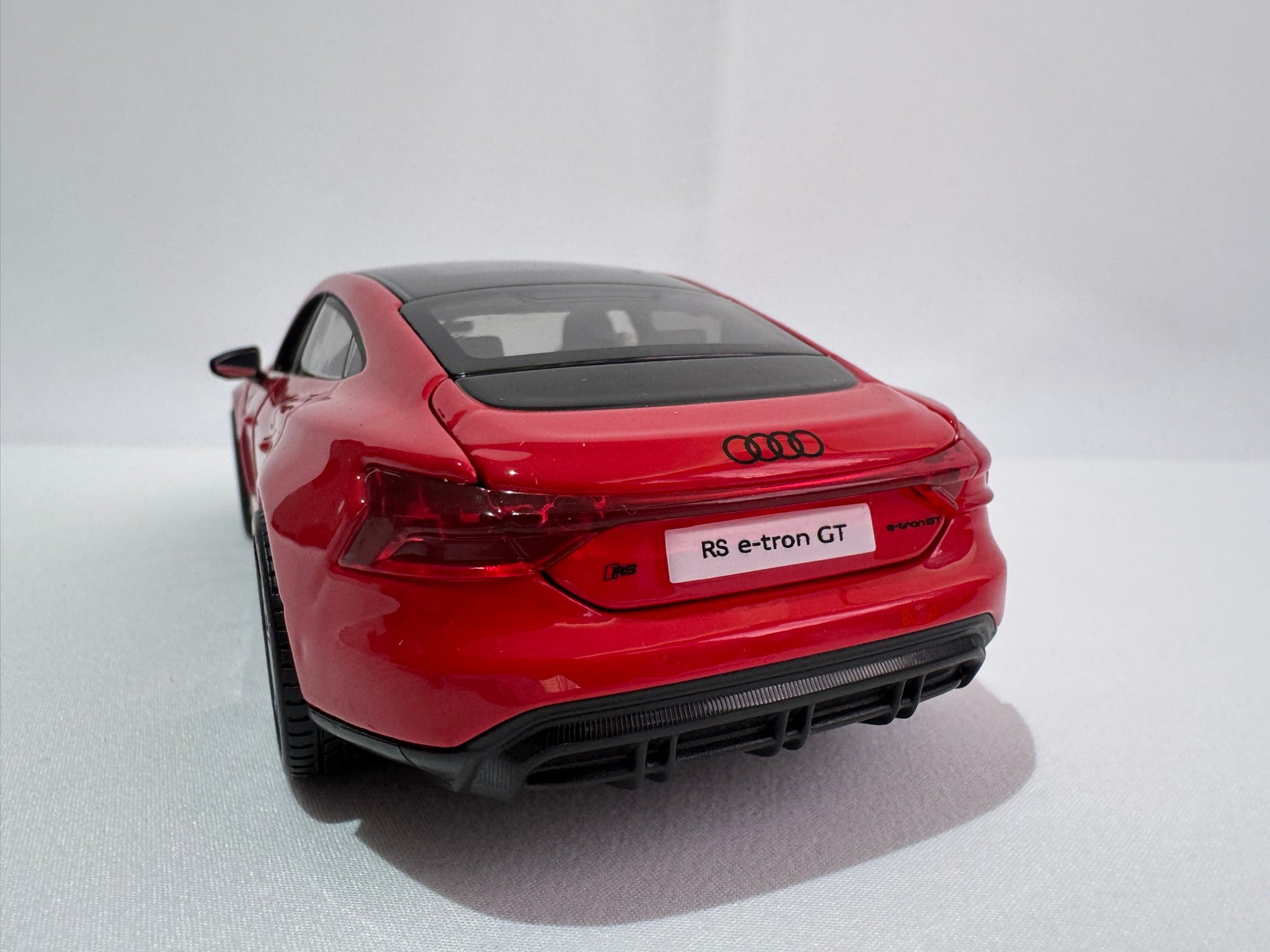 1:25 Maisto Audi E-Tron GT 2022 Rot #176