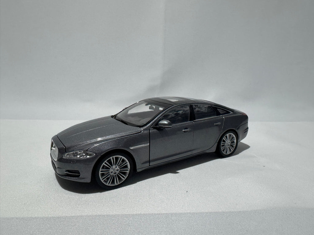 1:24 Welly Jaguar XJ 2010 Grau #179