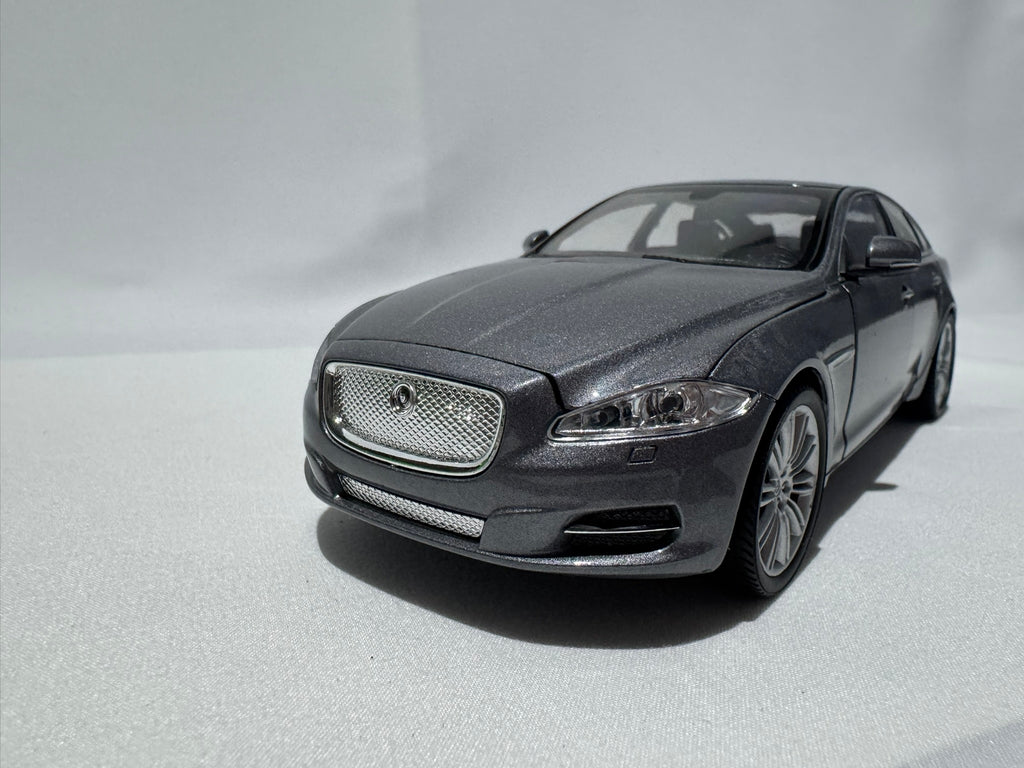 1:24 Welly Jaguar XJ 2010 Grau #179