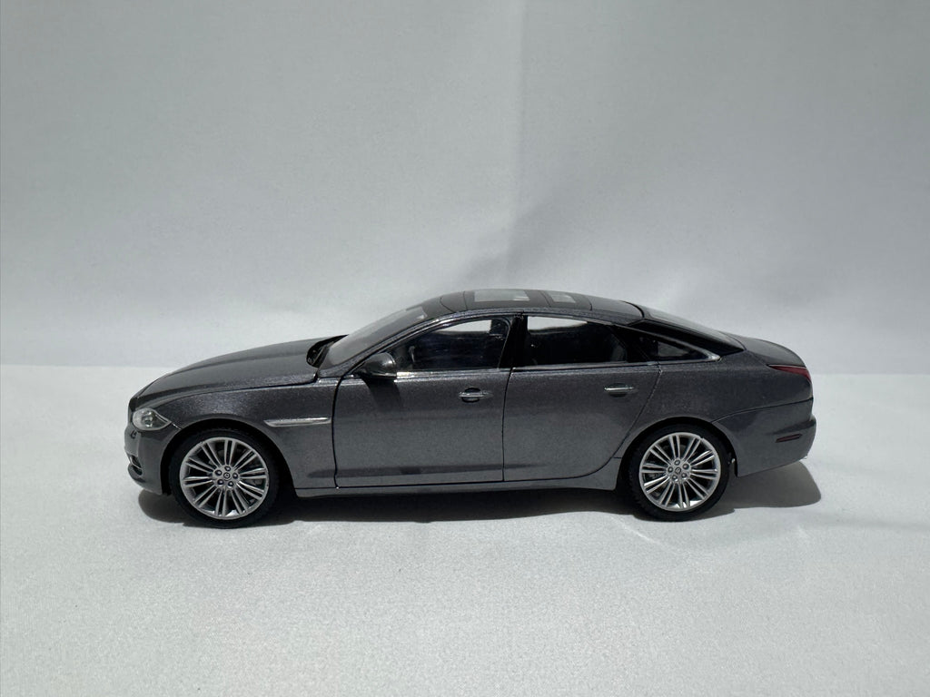 1:24 Welly Jaguar XJ 2010 Grau #179