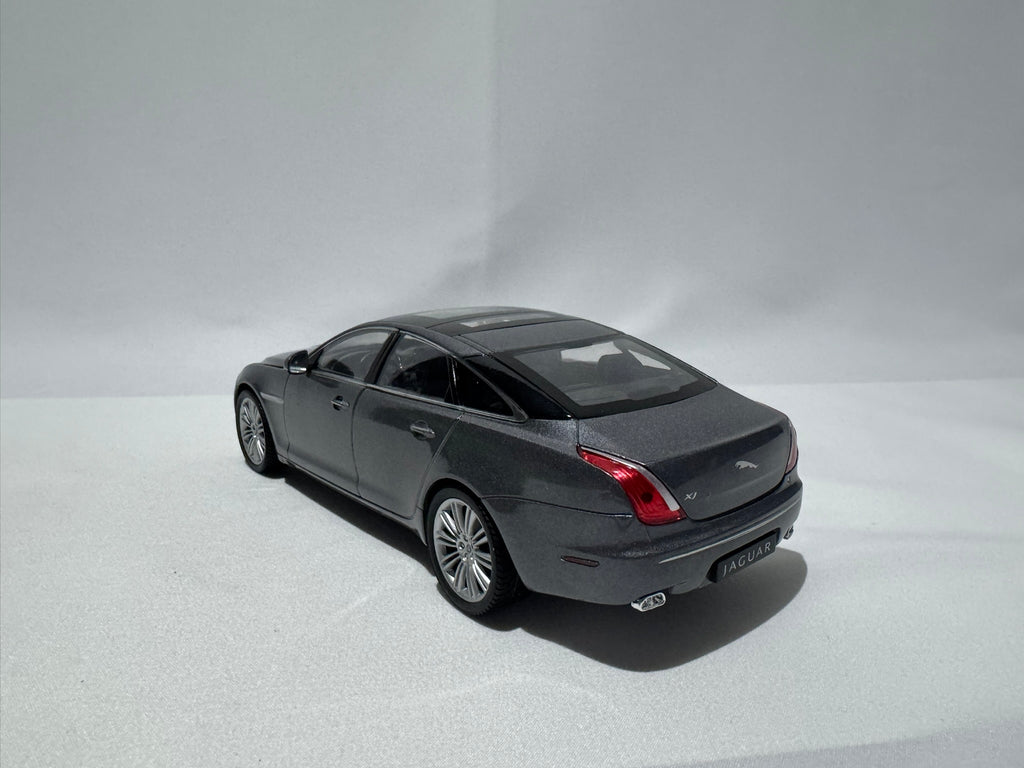 1:24 Welly Jaguar XJ 2010 Grau #179