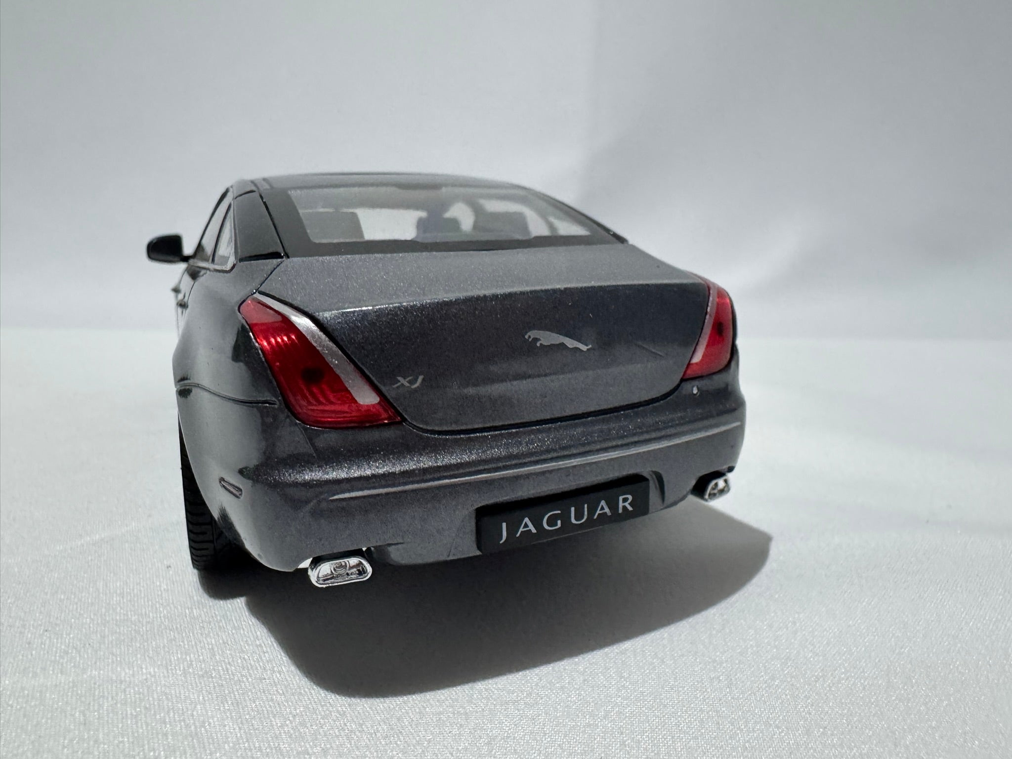 1:24 Welly Jaguar XJ 2010 Grau #179