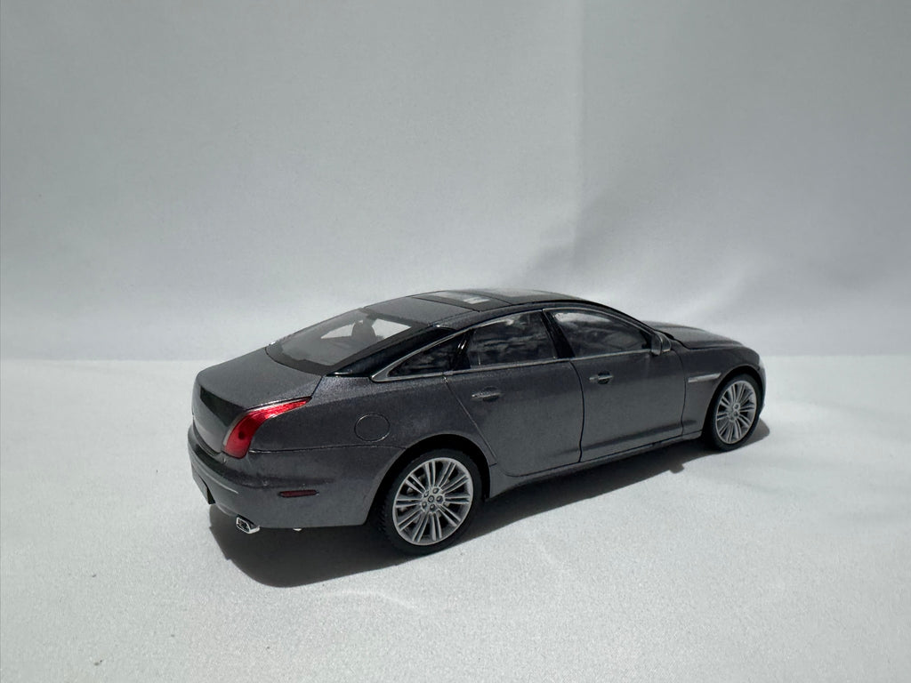 1:24 Welly Jaguar XJ 2010 Grau #179