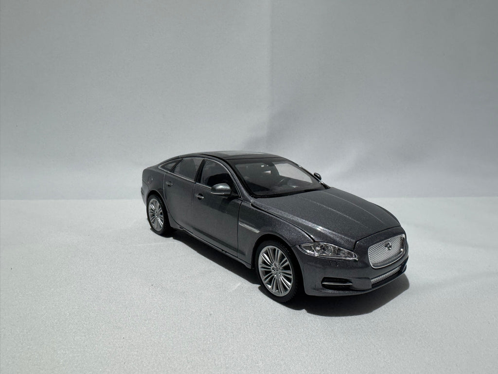 1:24 Welly Jaguar XJ 2010 Grau #179