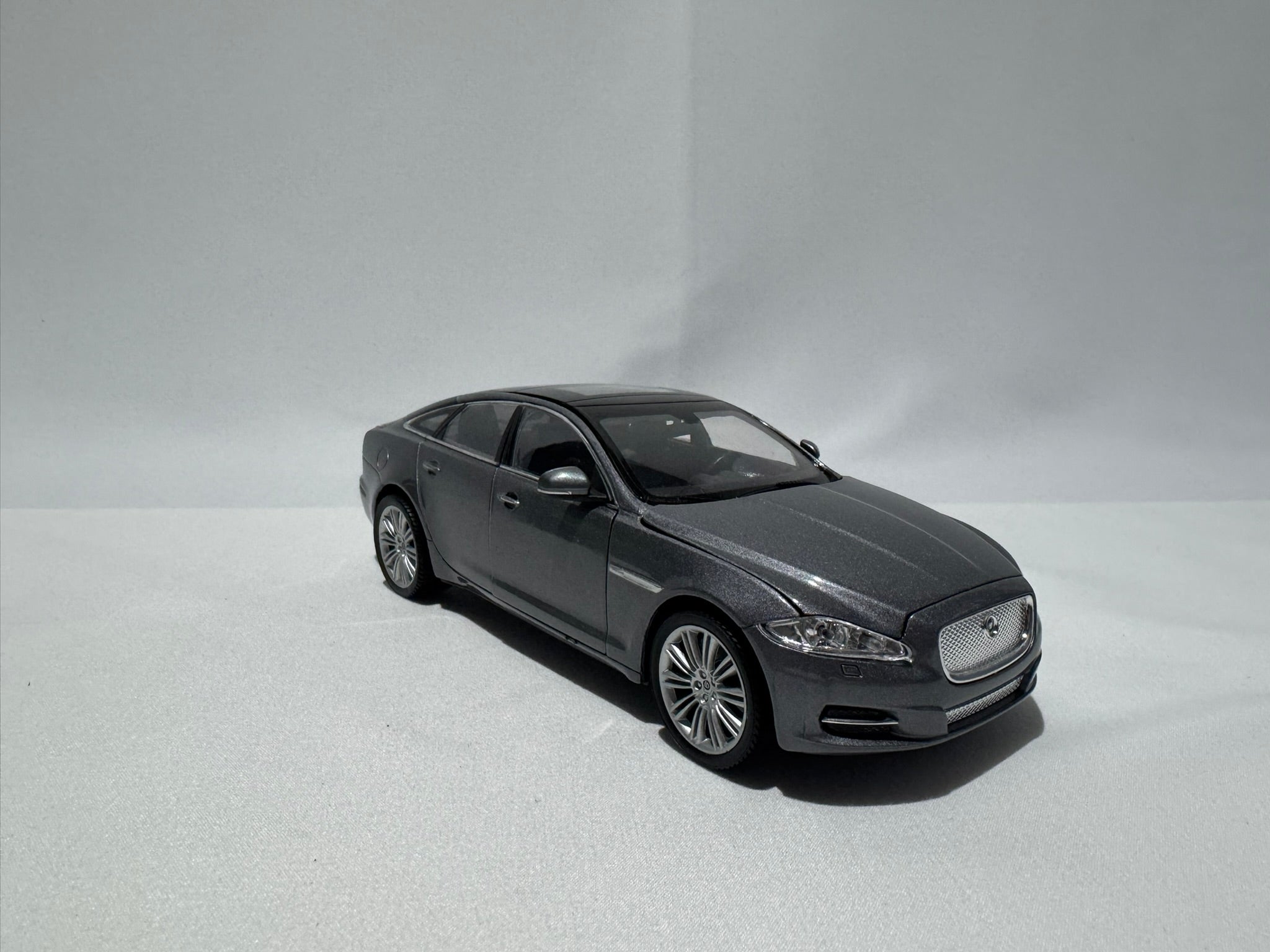 1:24 Welly Jaguar XJ 2010 Grau #179