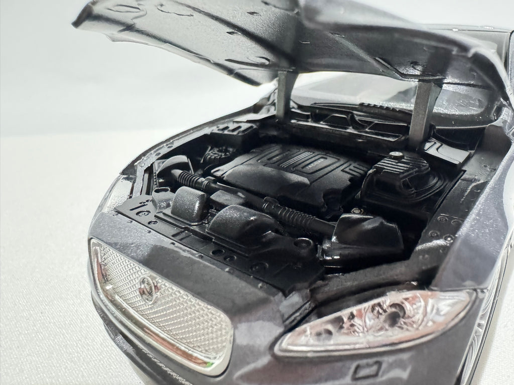 1:24 Welly Jaguar XJ 2010 Grau #179