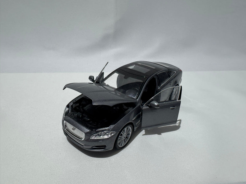 1:24 Welly Jaguar XJ 2010 Grau #179