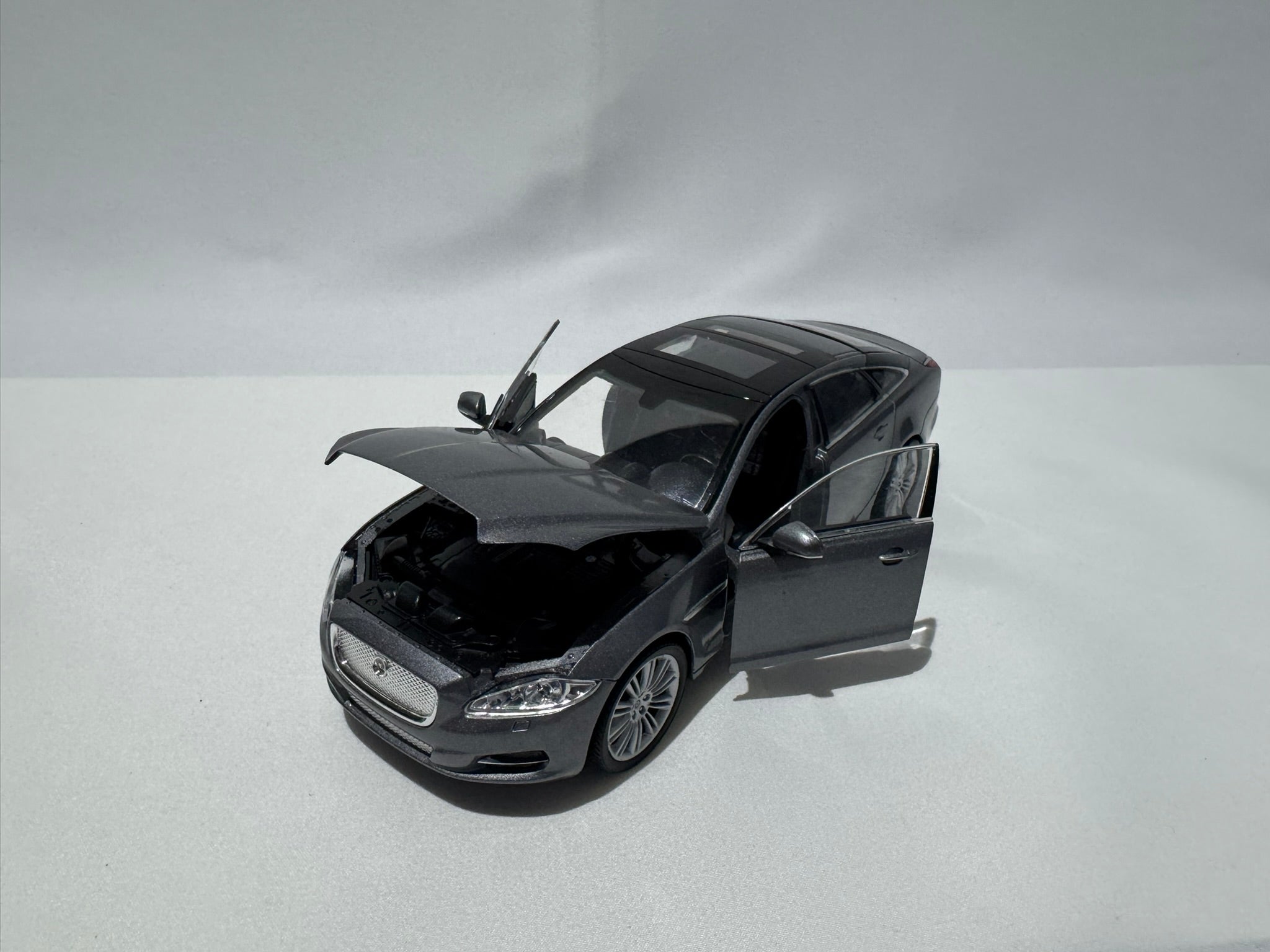 1:24 Welly Jaguar XJ 2010 Grau #179