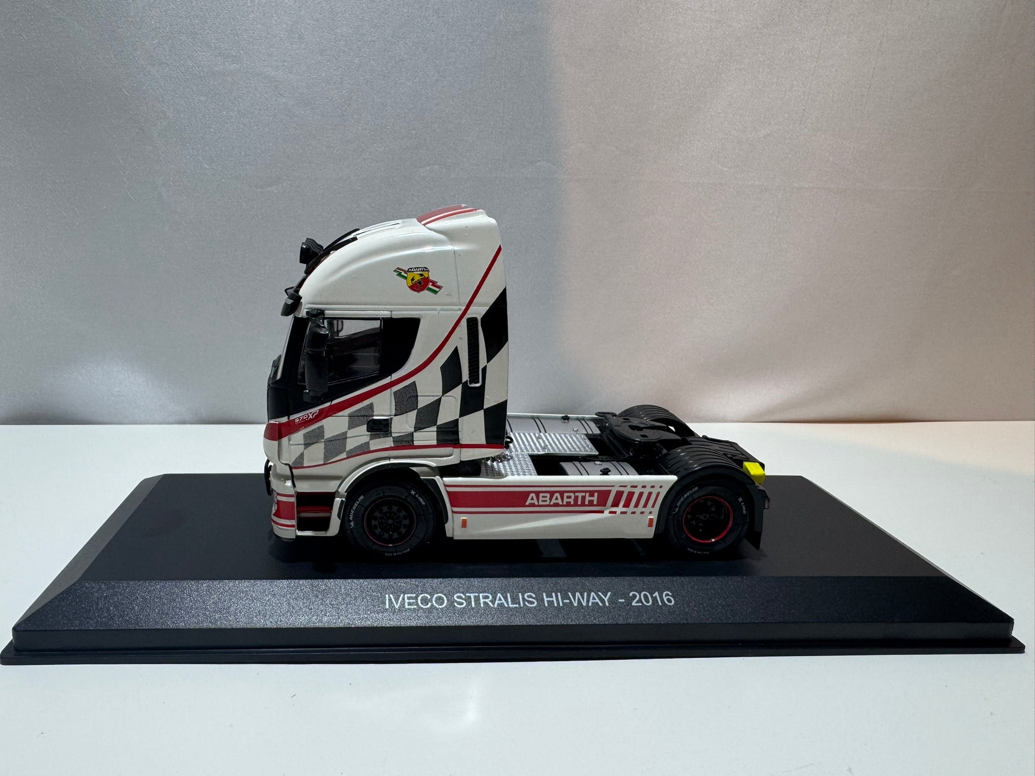 1:43 Iveco Stralis HI-WAY LKW 2016 Abarth Edition #212