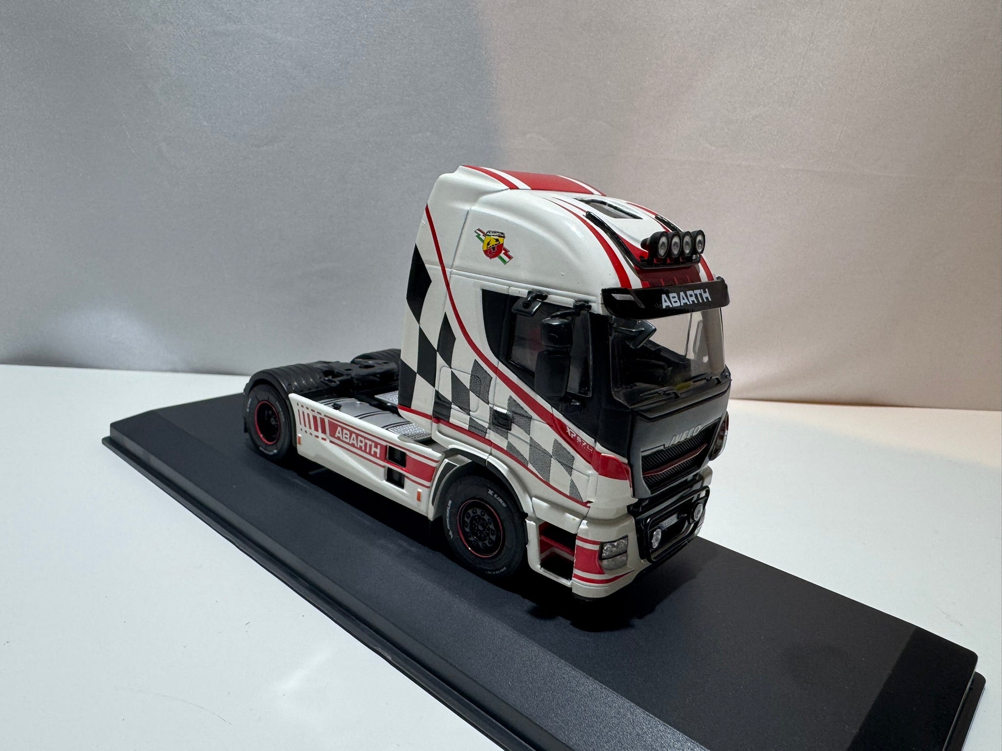 1:43 Iveco Stralis HI-WAY LKW 2016 Abarth Edition #212