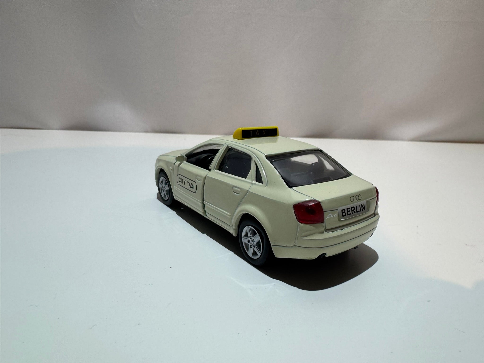 1:38 Welly Audi A4 B6 2000-2004 Berliner Taxi #224