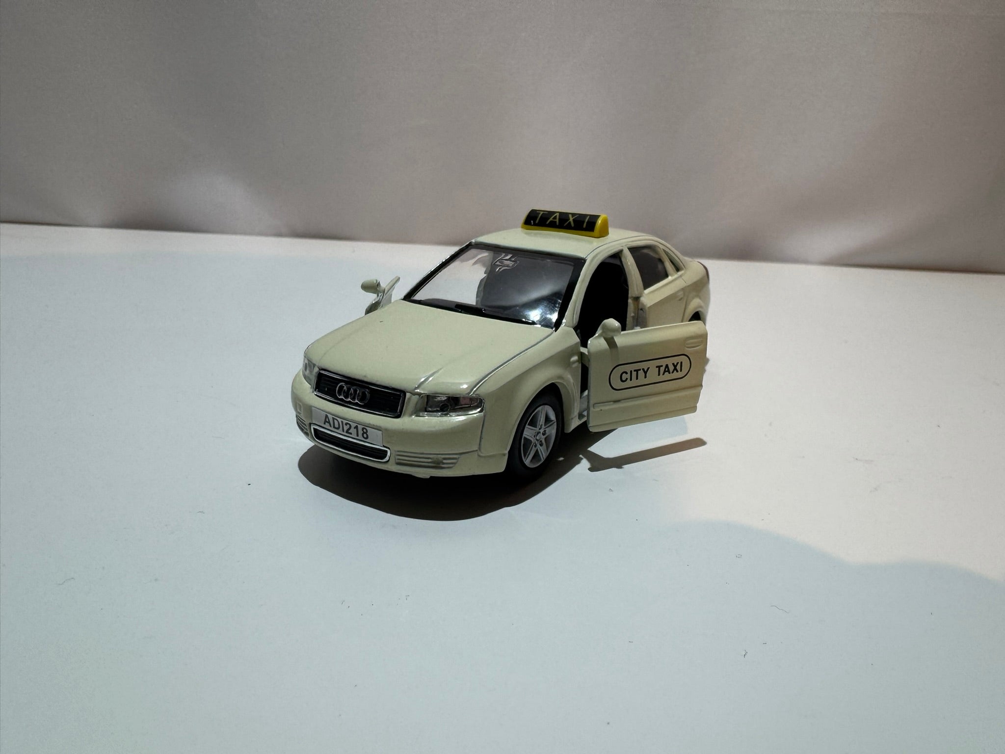 1:38 Welly Audi A4 B6 2000-2004 Berliner Taxi #224