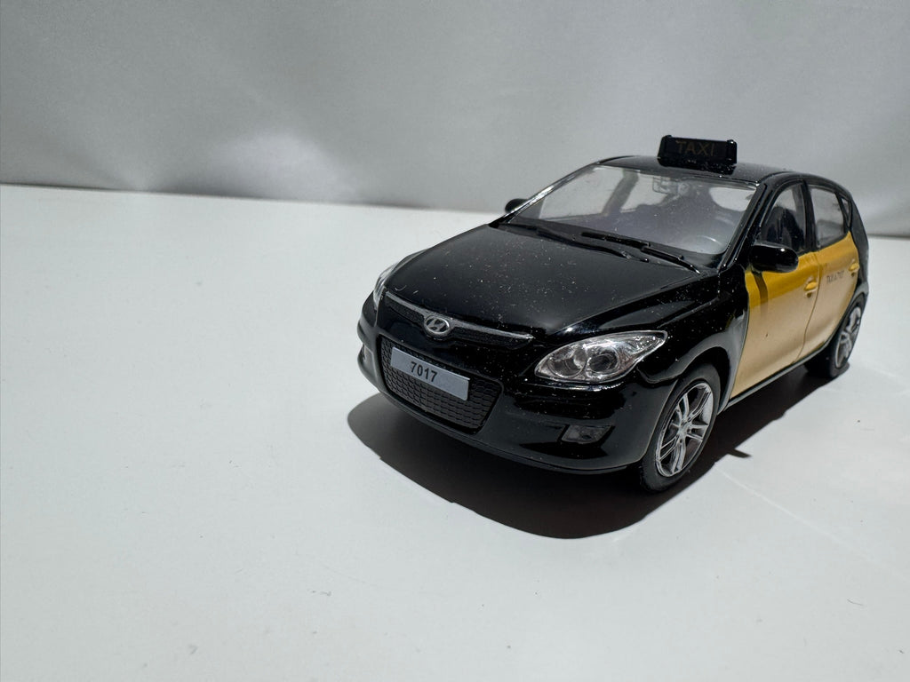 1:38 Welly Hyundai I30 Hatchback Schwarz-Gelb Barcelona Taxi #226