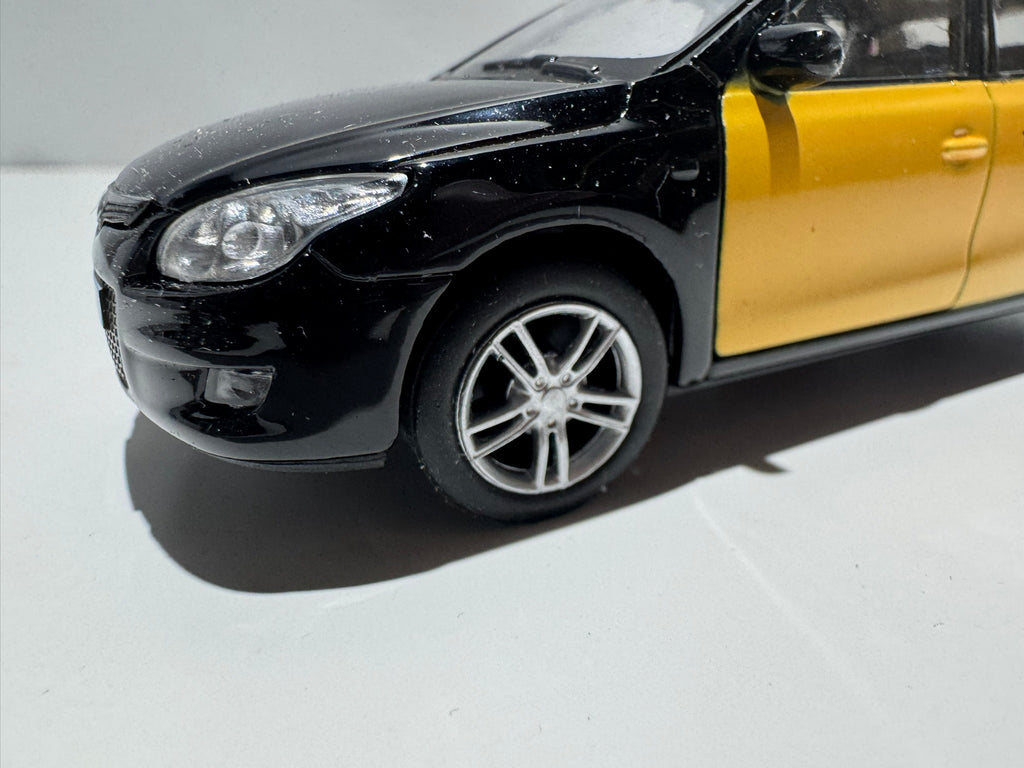 1:38 Welly Hyundai I30 Hatchback Schwarz-Gelb Barcelona Taxi #226